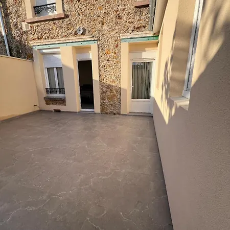 Tres Beau Paisible T2 Situe Au Centre De En Champagne 1 아파트 *